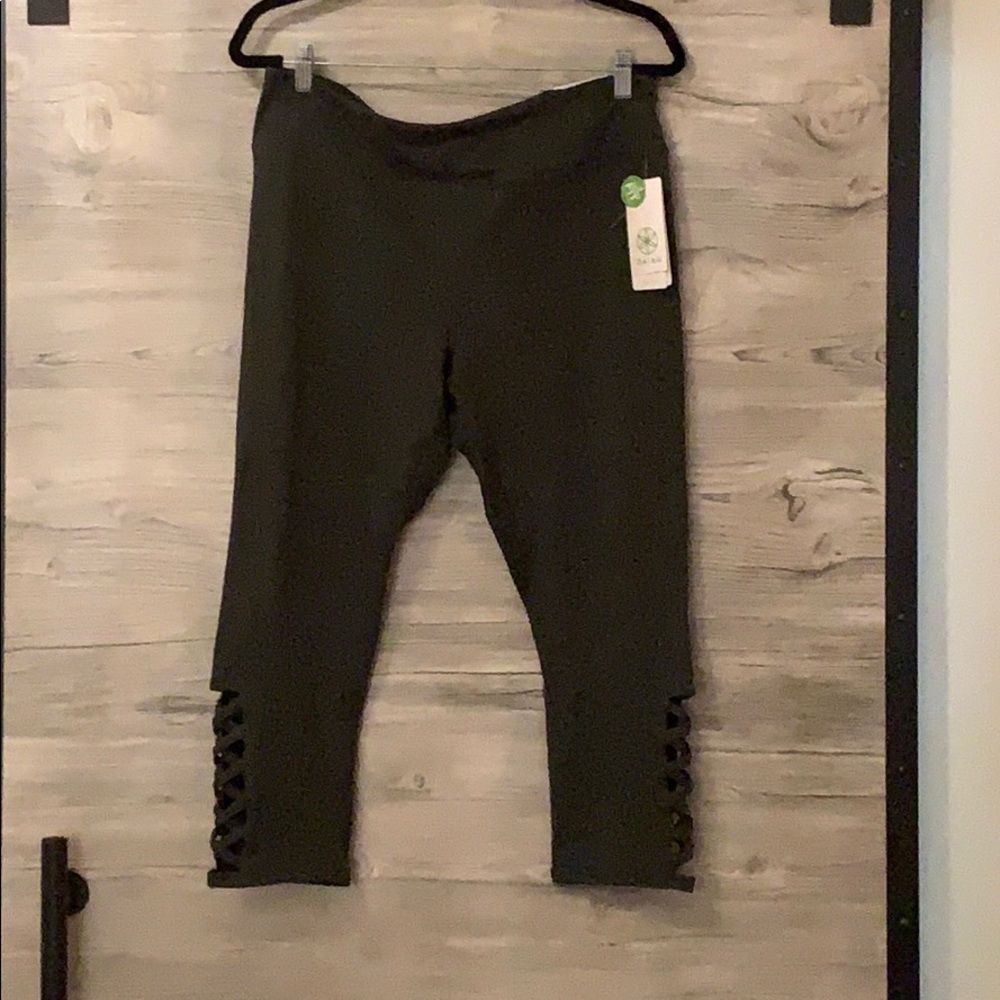 NWT GAIAM Shilo Strappy Capri